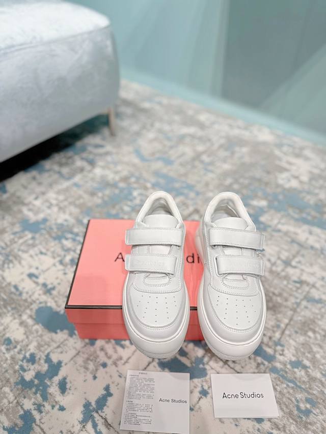 出厂价 Acne Studios 24Ss 最新厚底休闲魔术贴笑脸小白鞋牛货！难得一见的好货！ 最受欢迎的单品当属小白鞋，可以搭配出n种风格，无论你想扮成帅气的